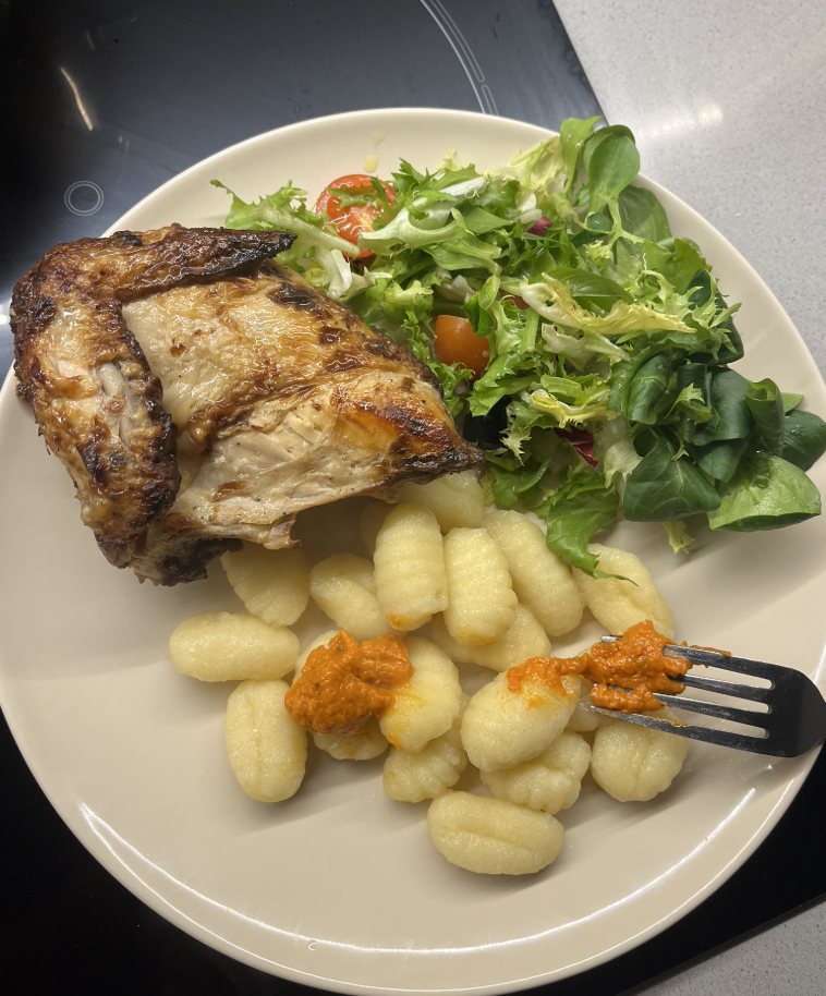 Pollo con ñoquis y ensalada