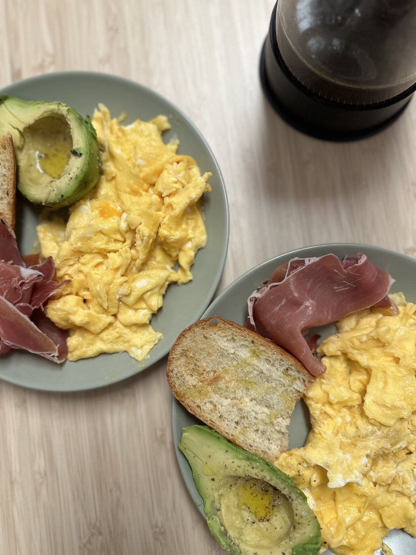 Huevos con aguacate y jamón
