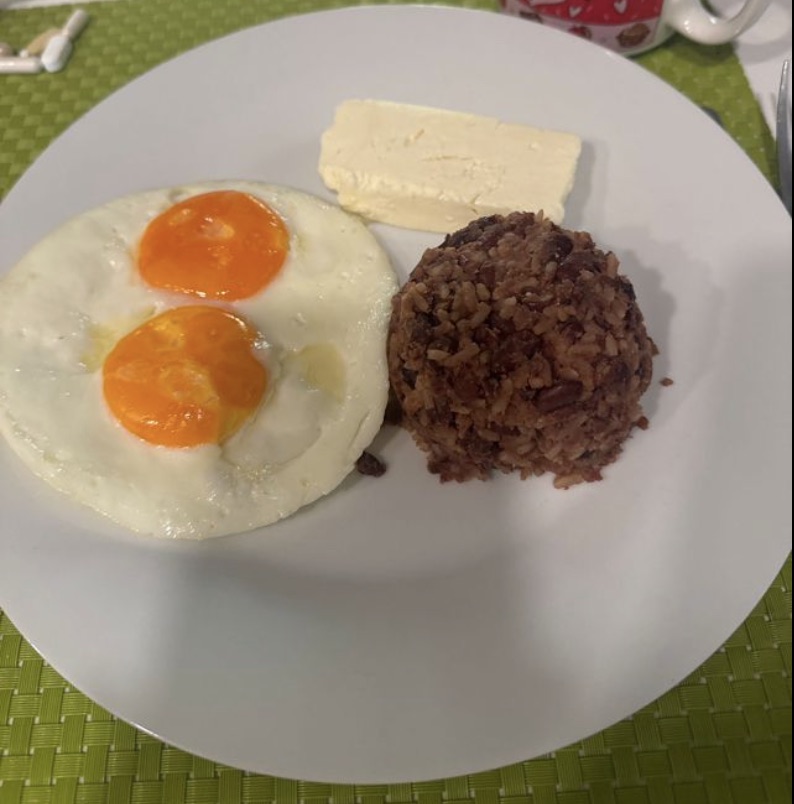 Gallo pinto con huevos y queso