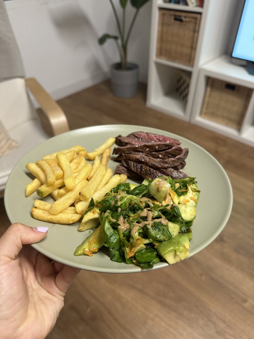Ternera, patatas y ensalada